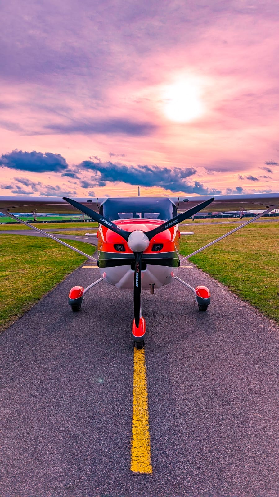 Flugzeug bei Sonnenuntergang